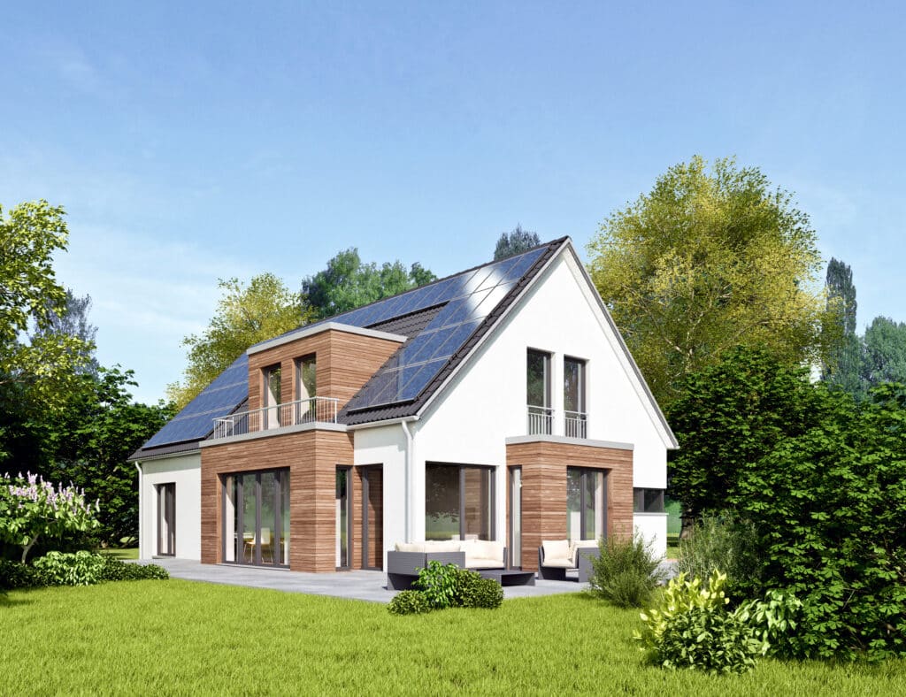 Maison moderne blanche et bois avec panneaux solaires, grand jardin vert, arbres luxuriants et ciel bleu dégagé.